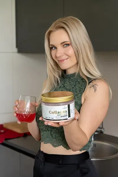 Frau nutzt Collagen Derma Lift